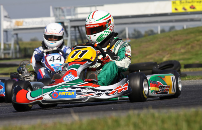 Обои картинки фото спорт, автоспорт, шлем, гонщик, карт, трек, вираж