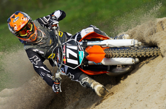 Обои картинки фото спорт, мотокросс, байк, гонщик, песок, шлем, экипировка