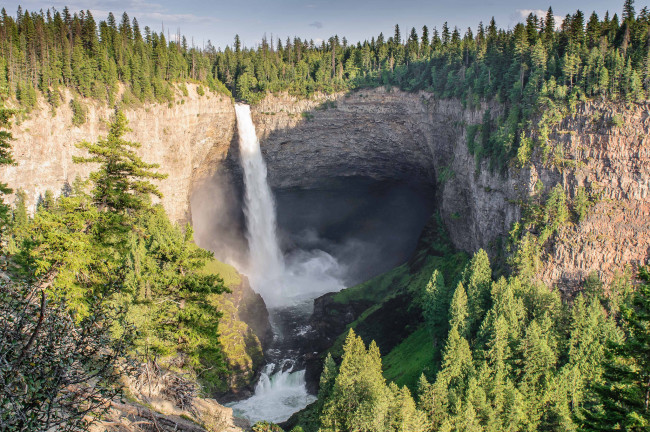 Обои картинки фото helmcken falls,  wells gray provincial park,  british columbia,  canada, природа, водопады, канада, canada, британская, колумбия, british, columbia, wells, gray, provincial, park, helmcken, falls, деревья, лес, скала, водопад, хелмккен, поток