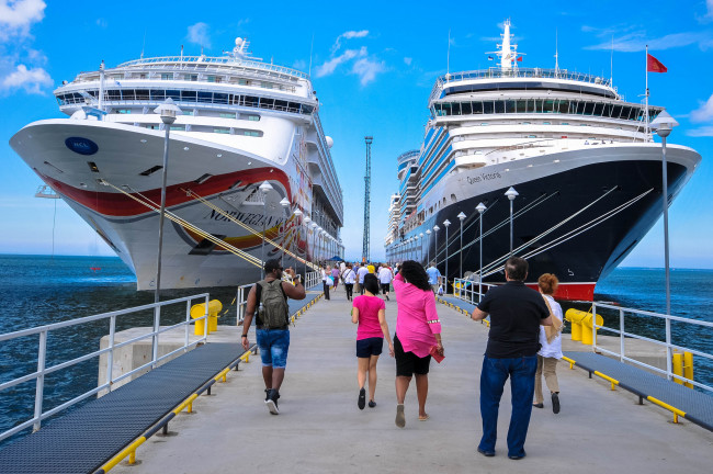 Обои картинки фото norwegian sun ,  queen victoria, корабли, лайнеры, причал, круиз, стоянка