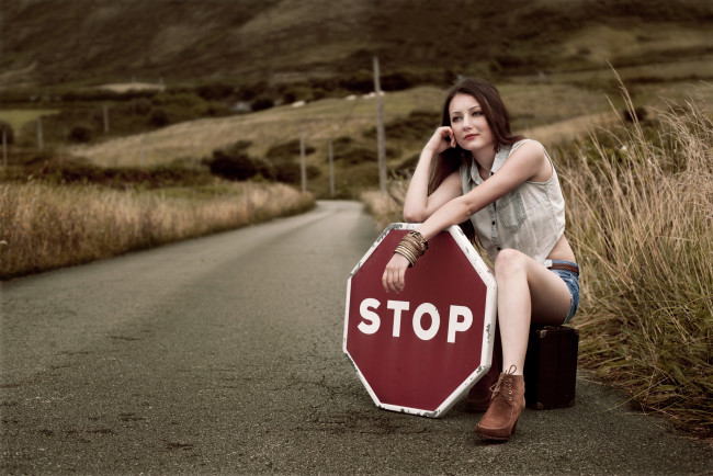 Обои картинки фото девушки, -unsort , брюнетки,  шатенки, дорога, обочина, девушка, знак, автостоп