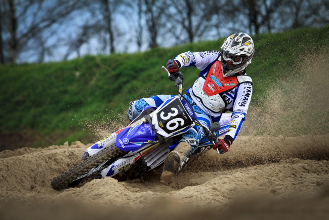 Обои картинки фото спорт, мотокросс, пыль, экипировка, гонщик, байк, шлем