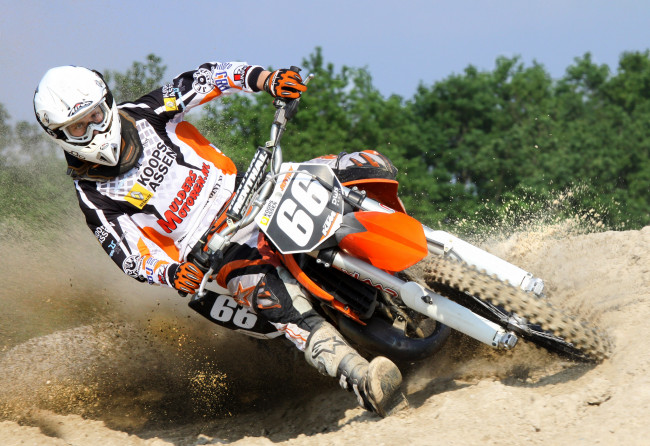 Обои картинки фото спорт, мотокросс, песок, байк, шлем, экипировка, гонщик