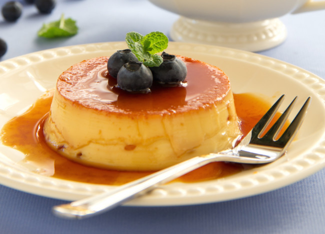 Обои картинки фото еда, мороженое,  десерты, черника, крем-карамель