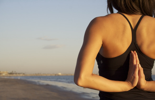 Обои картинки фото девушки, -unsort , женские прелести, спина, руки, берег, майка