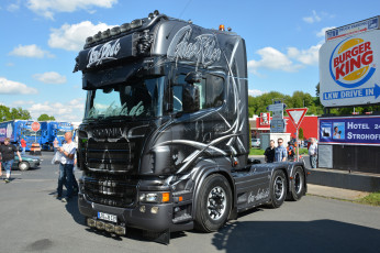 Картинка автомобили scania+ выставка улица седельный тягач тяжелый грузовик
