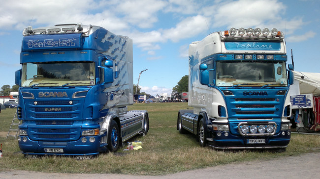 Обои картинки фото автомобили, scania , выставка, улица, тягач, тяжелый, грузовик, седельный