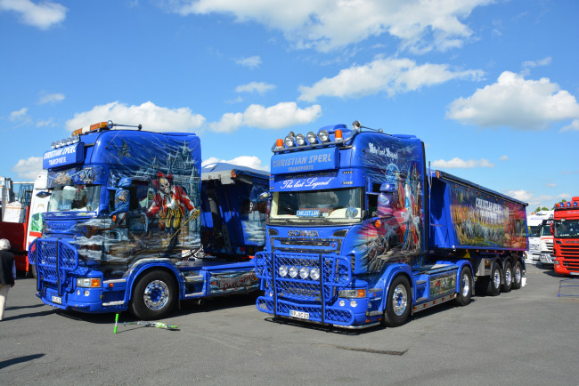 Обои картинки фото автомобили, scania , выставка, улица, седельный, тягач, тяжелый, грузовик