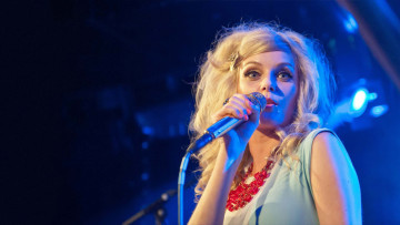 Картинка asteroids-galaxy-tour-the музыка the+asteroids+galaxy+tour женщина