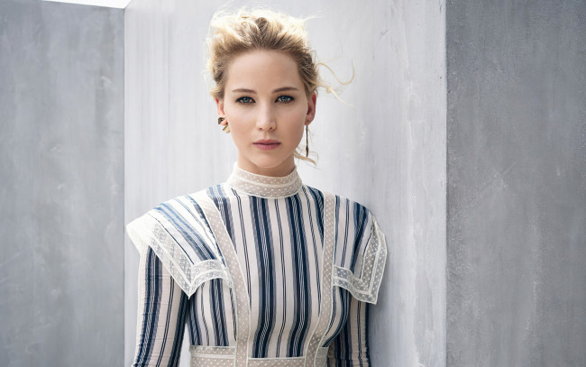 Обои картинки фото девушки, jennifer lawrence, платье, взгляд, кружева, серьги