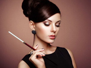 Картинка девушки -+лица +портреты брюнетка модель серьги сигарилла