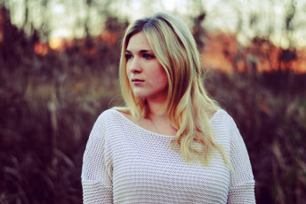 Картинка девушки -+блондинки +светловолосые свитер блондинка задумчивый взгляд