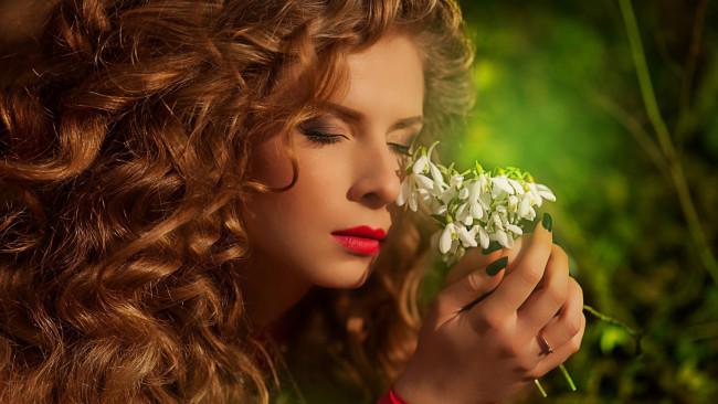 Обои картинки фото девушки, - лица,  портреты, рыжие, локоны, профиль, закрытые, глаза, подснежники