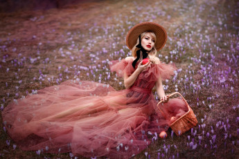 Картинка девушки -+блондинки +светловолосые луг крокусы блондинка шляпа корзинка