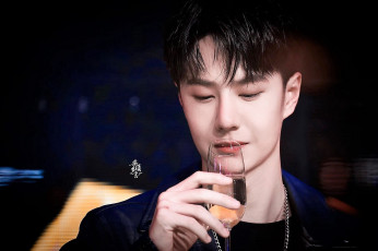 Картинка мужчины wang+yi+bo артист бокал лицо