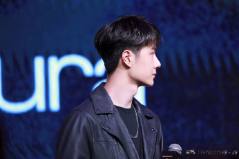 Картинка мужчины wang+yi+bo артист микрофон куртка