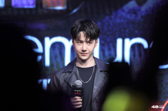 Картинка мужчины wang+yi+bo артист микрофон куртка