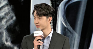 Картинка мужчины wang+yi+bo актер лицо пиджак микрофон