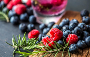 Картинка еда фрукты +ягоды розмарин малина черника