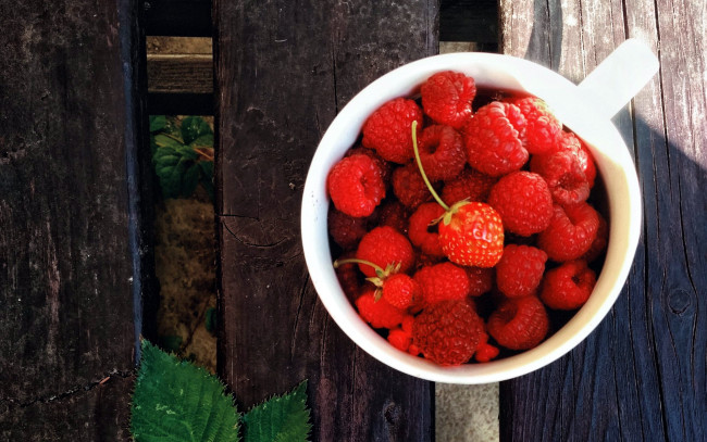 Обои картинки фото еда, фрукты,  ягоды, малина, клубника, ягоды