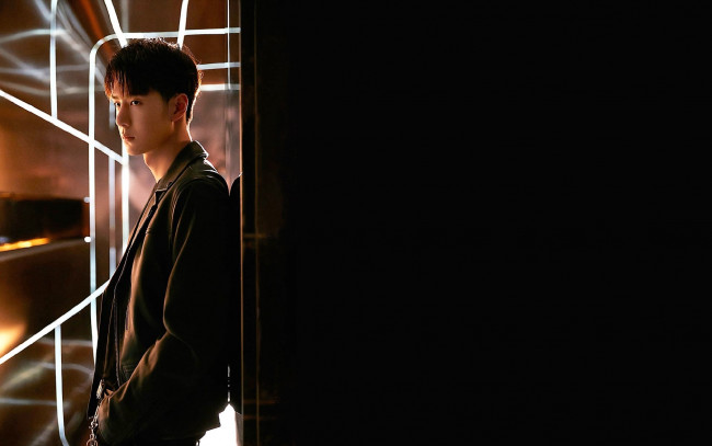 Обои картинки фото мужчины, wang yi bo, костюм, окно, линии