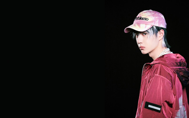 Обои картинки фото мужчины, wang yi bo, лицо, кепка, куртка