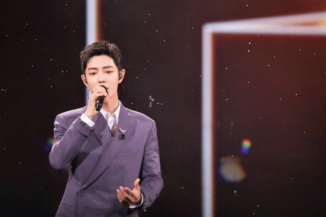 Обои картинки фото мужчины, xiao zhan, актер, певец, пиджак, микрофон, сцена