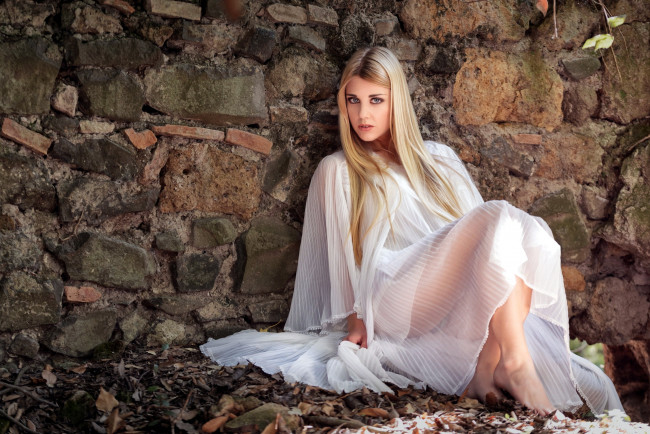 Обои картинки фото девушки, - блондинки,  светловолосые, босые, ноги, поза, блондинка