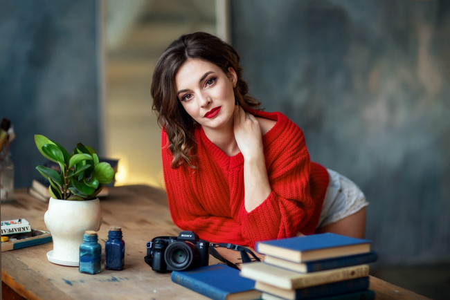 Обои картинки фото девушки, - брюнетки,  шатенки, фотоаппарат, книги, брюнетка, поза