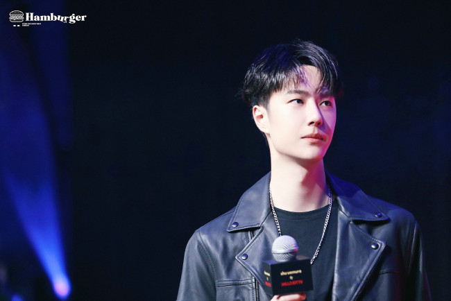 Обои картинки фото мужчины, wang yi bo, артист, куртка, микрофон