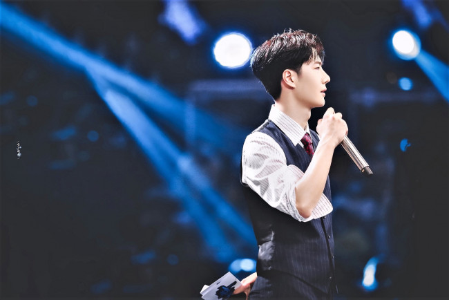 Обои картинки фото мужчины, wang yi bo, костюм, микрофон, сцена