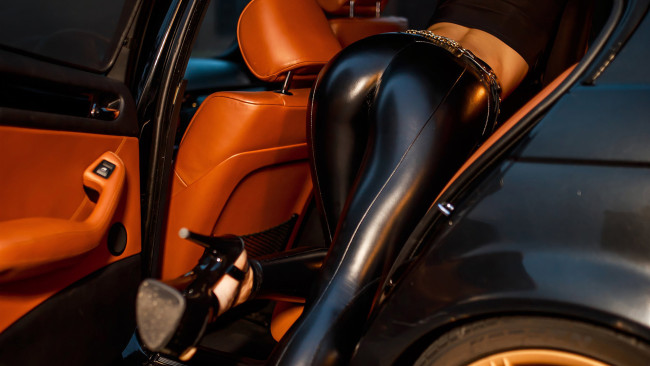 Обои картинки фото девушки, - женские прелести, попка, авто