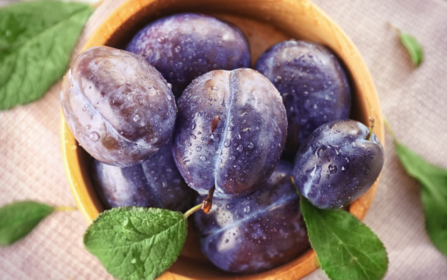 Обои картинки фото еда, персики,  сливы,  абрикосы, миска, сливы, синие, капли, макро