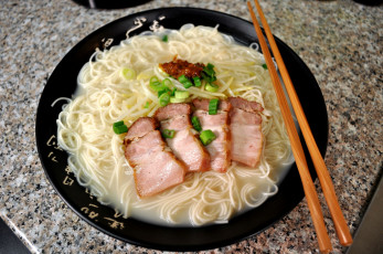 Картинка еда макаронные блюда лапша бекон лук палочки