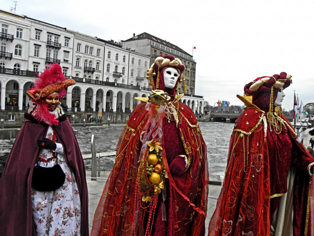 Обои картинки фото разное, маски, карнавальные, костюмы, дом, река