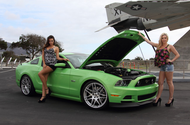 Обои картинки фото автомобили, авто с девушками, mustang