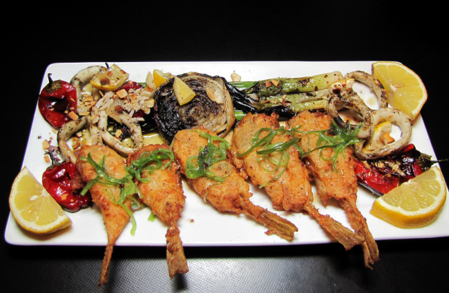 Обои картинки фото еда, рыба,  морепродукты,  суши,  роллы, креветки