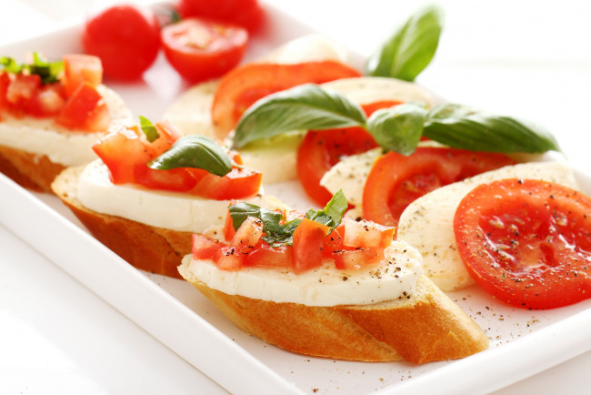 Обои картинки фото еда, бутерброды,  гамбургеры,  канапе, багет, сыр, базилик, помидор