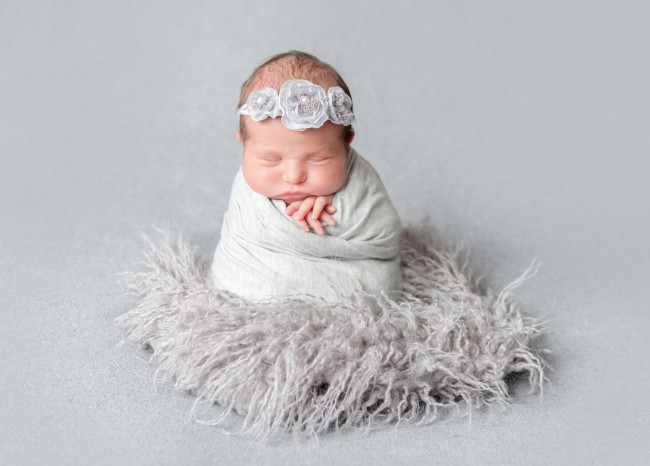 Обои картинки фото разное, дети, младенец, венок, пеленки, мех