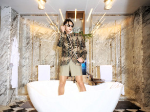 Картинка мужчины wang+hedi+ dylan+wang актер очки шорты ванна пиджак