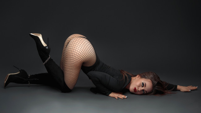 Обои картинки фото девушка - girl, девушки, - брюнетки,  шатенки, девушка, женщина, шатенка, темноволосая, сексуальная, модель, звезда, позирует, разная, обувь, верхняя, стильная, одежда, нижнее, эротическое, бельё, трусы, лифчик, колготки, чулки, аксессуары, макияж, и, множество, элементов, на, фотографии