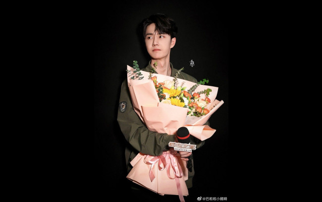 Обои картинки фото мужчины, wang yi bo, актер, куртка, букет