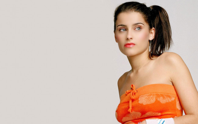 Обои картинки фото музыка, nelly, furtado, оранжевая, майка