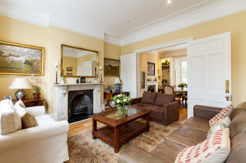 обоя интерьер, гостиная, зеркало, диван, столик, камин