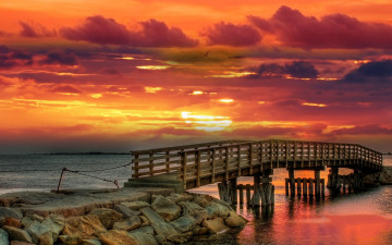 Картинка природа восходы закаты багровое зарево тучи мост река