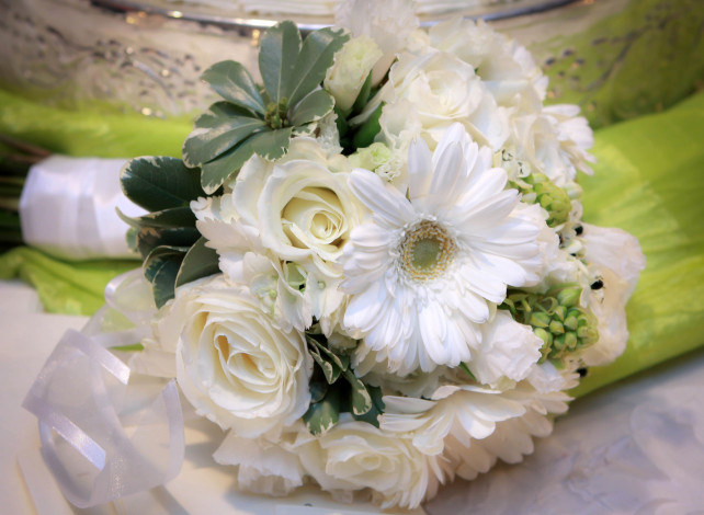 Обои картинки фото цветы, букеты, композиции, розы, герберы