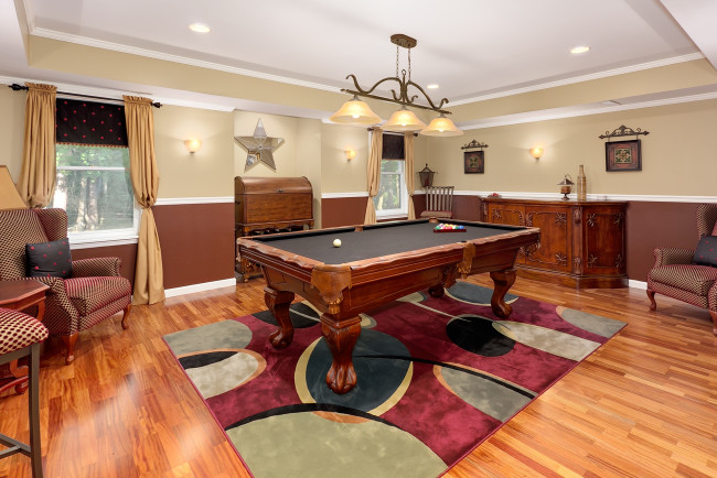 Обои картинки фото интерьер, бильярдная, люстра, кресла, бильярд