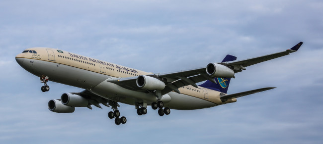 Обои картинки фото airbus a340, авиация, пассажирские самолёты, полет, небо, авиалайнер