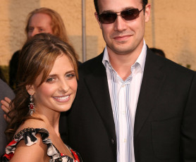 Картинка разное знаменитости очки спутник серьги шатенка улыбка сара мишель геллар актриса