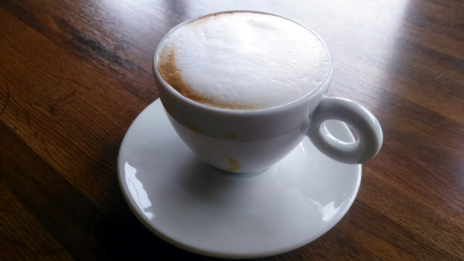 Обои картинки фото еда, кофе,  кофейные зёрна, пенка, блюдце, чашка